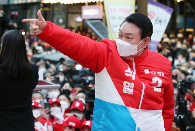 고민정 "윤석열, 신천지 이만희처럼 L자 손가락 V자 표시…우연이냐"