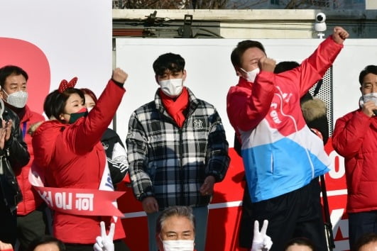  윤석열 국민의힘 대선후보가 17일 서울 서초구 고속버스터미널에서 열린 '공정, 상식, 법치의 대한민국!' 서초 유세에서 조은희 서초갑 재보궐선거 후보와 함께 어퍼컷 세리머니를 펼치고 있다. 뉴스1