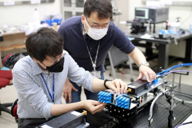 지난해 8월 LG전자-KAIST 6G 연구센터에서 한 연구원이 LG전자와 KAIST가 세계 최초로 개발한 빔포밍 시스템을 테스트하고 있다. LG전자 제공