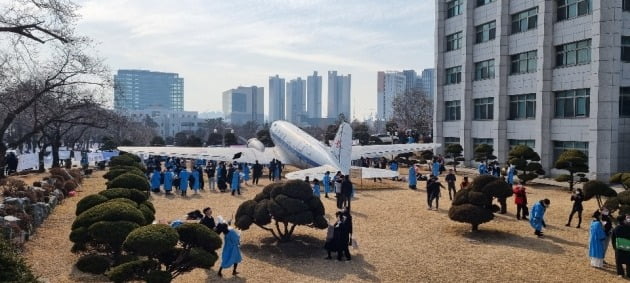 18일 용현캠퍼스에서 2022학년도 학위수여식을 갖고 사회로 비행하는 인하대 졸업생들. 강준완 기자