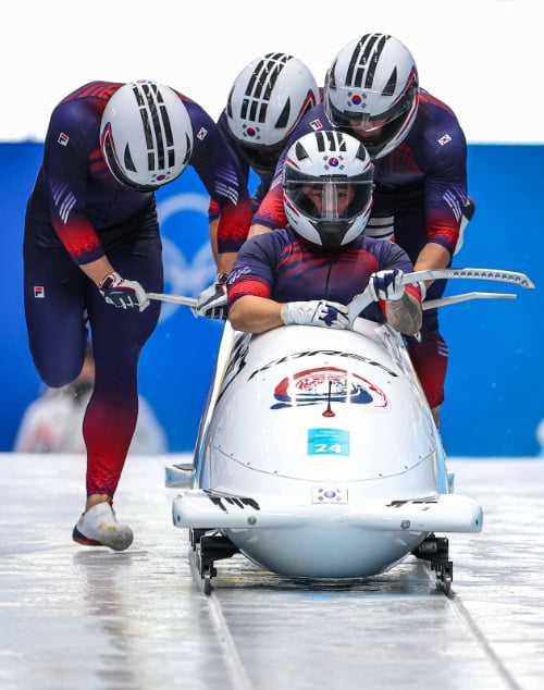 19일 중국 베이징 옌칭 국립 슬라이딩 센터에서 열린 2022 베이징동계올림픽 남자 봅슬레이 4인승 1차 시기에서 석영진,김형근,김태양,신예찬이 힘차게 출발하고 있다.  /연합뉴스