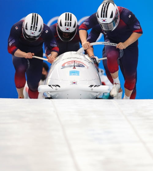 19일 중국 베이징 옌칭 국립 슬라이딩 센터에서 열린 2022 베이징동계올림픽 남자 봅슬레이 4인승 1차 시기에서 원윤종,김진수,정현우,김동현이 힘차게 출발하고 있다.  /연합뉴스