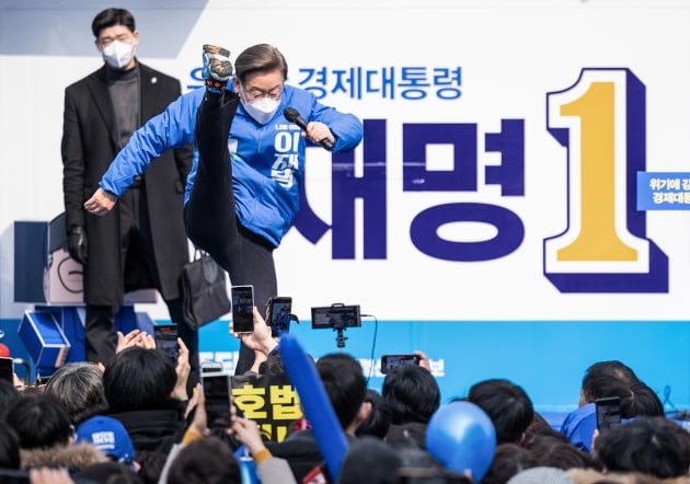 이재명 더불어민주당 대선 후보가 19일 오후 전북 전주시 전북대학교 구정문 앞에서 열린 ‘새로운 전북의 미래, 균형발전의 중심 전북!’ 집중 유세에서 발차기 세리머니를 하고 있다. /사진=뉴스1