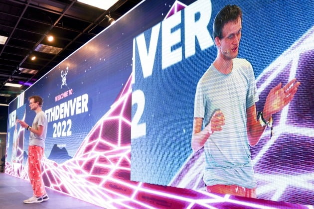 Ethereum co-founder Vitalik Buterin speaks at ETHDenver on February 18, 2022 in Denver, Colorado. AFP연합뉴스