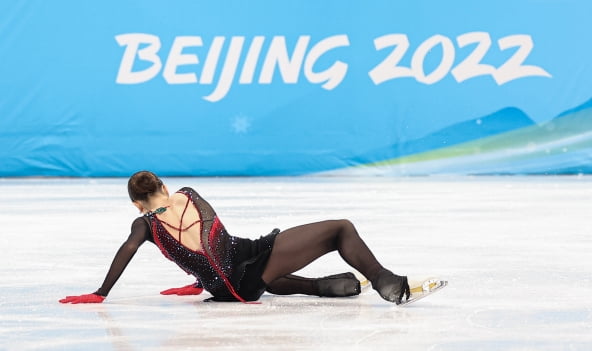 '도핑 파문'을 일으킨 러시아올림픽위원회(ROC)의 카밀라 발리예바가 17일 오후 중국 베이징 캐피털 실내경기장에서 열린 2022 베이징 동계올림픽 피겨스케이팅 여자 싱글 프리스케이팅에 출전해 점프한 뒤 착지에 실패하고 있다. 발리예바는 이날 쇼트프로그램(82.16점)과 프리스케이팅(141.93점) 합계 224.09점으로 4위에 머물렀다. 당초 발리예바가 3위 안에 들어 메달을 획득할 경우 플라워 세리머니가 취소될 예정이었지만 메달권 밖으로 밀리면서 경기 직후 링크에서 열리는 플라워 세리머니는 예정대로 진행됐다. 2022.2.18 [사진=연합뉴스]