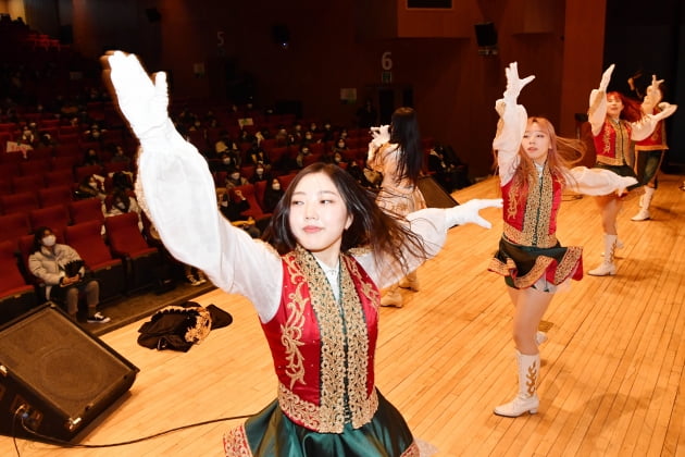 [포토] "응원가 같이 불러요"…대학생 신입생 환영행사