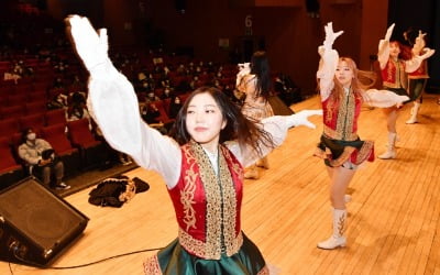 [포토] "응원가 같이 불러요"…대학생 신입생 환영행사