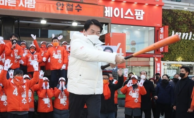  안철수 국민의당 대선 후보가 22일 부산 광복동 선거유세에서 '4번 타자'를 강조하며 야구 배트를 휘두르고 있다. 연합뉴스