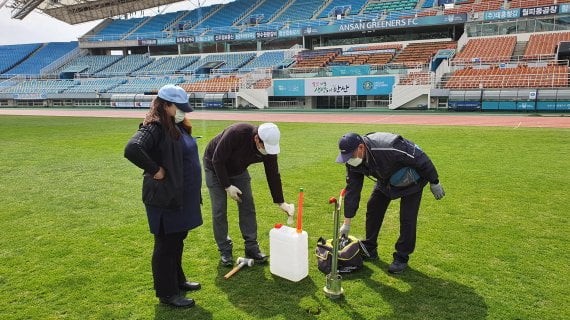 삼성물산 잔디환경연구소 직원들이 K리그 축구장의 잔디와 토양을 진단하고 있다. 삼성물산 제공