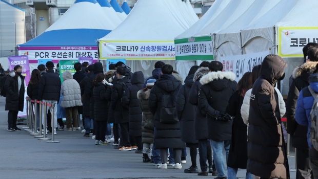 22일 오전 서울역 임시선별검사소에서 시민들이 코로나19 검사를 받기 위해 줄을 서 있다. 사진=연합뉴스