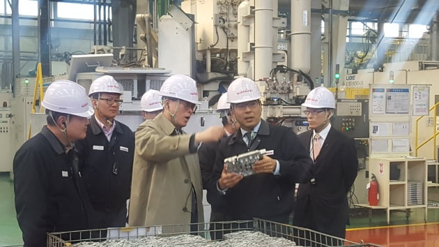 김치환 삼기 대표(오른쪽 두번째)가 공장 설비를 점검하고 있다. 삼기 제공