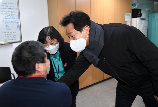 오세훈 시장이 지난 2일 노숙인 요양시설인 '은평의 마을'에 방문해 코로나19방역 등 시설현황을 점검했다.