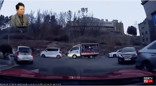 포르쉐와 배달 오토바이의 사고당시 상황. / 사진=유튜브 '한문철TV'