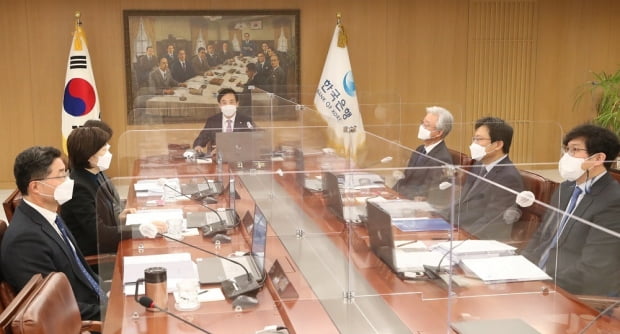 이주열 한국은행 총재가 24일 오전 서울 중구 한국은행에서 열린 금융통화위원회 본회의에서 회의를 주재하고 있다. 사진=한국은행