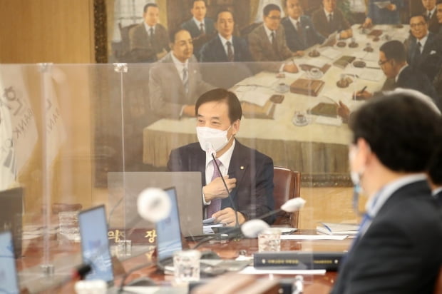 이주열 한국은행 총재가 24일 오전 서울 중구 한국은행에서 열린 금융통화위원회 본회의에서 회의를 주재하고 있다. 사진=한국은행