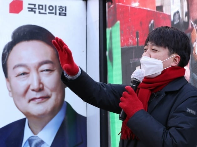 이준석 국민의힘 대표가 지난 23일 강원 춘천 명동거리에서 윤석열 대선 후보에 대한 지지를 시민들에게 호소하고 있다. 연합뉴스
