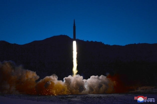 북한이 지난달 11일 김정은 국무위원장이 참관한 가운데 극초음속미사일을 시험발사하고 있다./ 조선중앙통신=연합뉴스