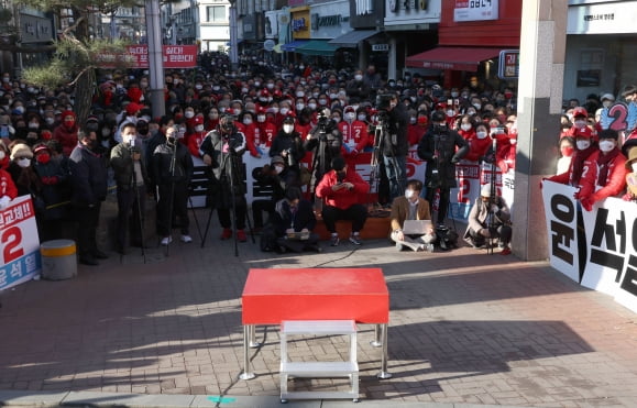  27일 윤석열 국민의힘 대선후보의 유세를 기다리고 있는 지지자들과 언론인들. 이날 윤 후보측은 유세 시작 20분전에 "윤 후보가 오늘 사정상 유세에 참석하지 못함을 알려드린다"고 밝혔다. 뉴스1