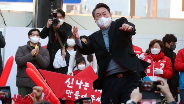 윤석열 국민의힘 대선 후보가 27일 경북 포항시 북구에서 열린 