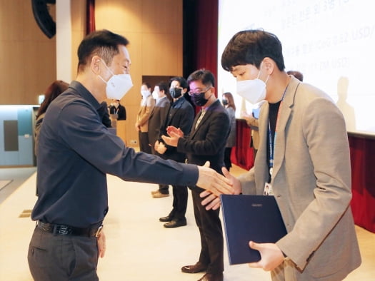 고한승 삼성바이오에피스 사장(사진 왼쪽)이 창립 기념 행사에서 우수 직원들을 포상하고 있다./사진 제공=삼성바이오에피스