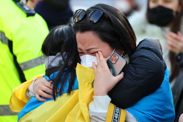 27일 오후 서울 종로구 보신각 앞에서 재한 러시아인 주최로 열린 우크라이나 전쟁 반대 집회에서 우크라이나에서 온 동포가 눈물을 흘리고 있다. 사진=연합뉴스