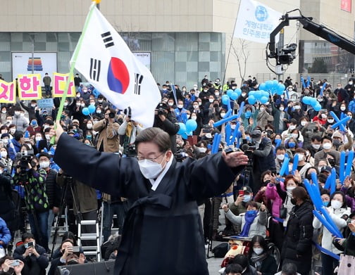 이재명 더불어민주당 대선 후보가 28일 대구시 동대구역 광장에서 열린 유세에서 두루마기를 입고 태극기를 흔들고 있다. 사진=연합뉴스