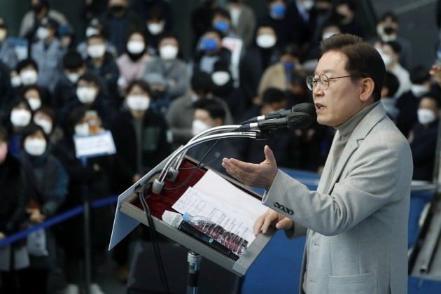 이재명 더불어민주당 대선 후보가 28일 경북 구미역 광장에서 유세를 열고 지지를 호소하고 있다.  사진=뉴스1