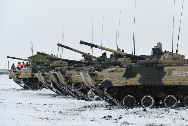 러시아군 보병부대의 BMP-3 장갑차가 우크라이나와 인접한 남부 로스토프 훈련장에 배치돼 있다.(사진=로이터=연합뉴스)