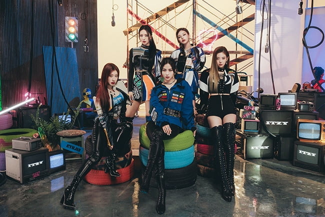 ITZY, 4월 6일 日 싱글 1집 ‘Voltage’ 발매…강렬 카리스마+바이크룩 비주얼 눈길