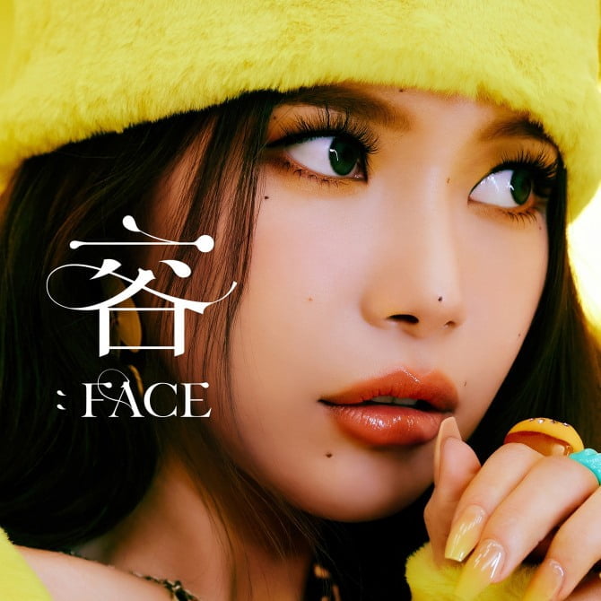 솔라, 첫 번째 미니앨범 ‘容 : FACE’ 웹자켓 공개…‘화사+세련’ 역동적인 에너지