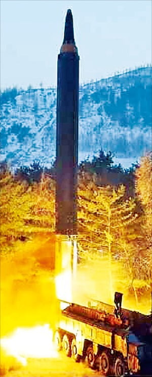 북한 노동당 기관지 노동신문은 지난달 31일 중거리탄도미사일(IRBM) ‘화성-12형’의 발사 장면을 공개했다. /노동신문 