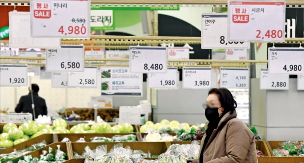 “장보기가 겁난다” 설 연휴가 끝난 4일 서울 양재동 농협하나로마트에서 소비자들이 장을 보고 있다. 지난달 소비자물가는 1년 전에 비해 3.6% 오르며 10년 만에 4개월 연속 3%대 상승률을 기록했다.  김병언 기자 