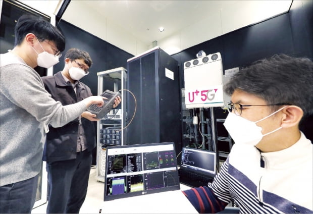 LG유플러스가 서울 마곡 사옥에 마련한 오픈랜 실증랩에서 LG유플러스 직원들이 기술 시험을 벌이고 있다.  LG유플러스 제공 