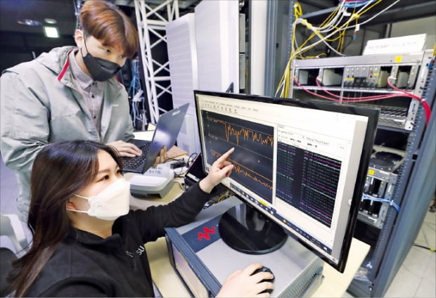 서울 우면동 KT융합기술원에 있는 오픈랜 테스트베드에서 KT 연구원과 후지쓰 연구원이 장비 연동 시험을 하고 있다.  KT 제공 