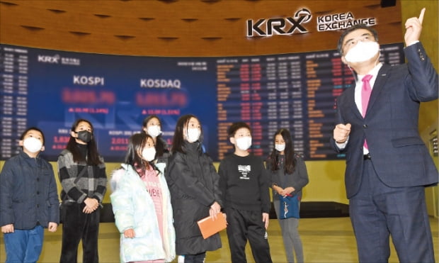 한국경제신문 ‘주니어 생글생글 기자단’이 최근 여의도에 있는 한국거래소 서울사옥을 방문해 손병두 거래소 이사장(맨 오른쪽)으로부터 주식시장에 대한 설명을 듣고 있다.    김범준 기자 