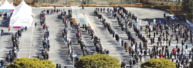 6일 서울 송파구 잠실종합운동장 제2주차장 선별진료소를 찾은 시민들이 코로나19 검사를 받기 위해 길게 줄을 서 있다. 국내 누적 확진자 수는 지난 5일 100만 명을 넘어선 100만9688명을 기록했다.   연합뉴스 