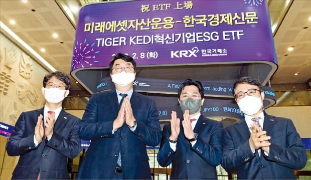 미래에셋자산운용의 ‘TIGER KEDI혁신기업ESG30 상장지수펀드(ETF)’가 8일 상장했다. 한국경제신문이 개발한 주가지수 KEDI혁신기업ESG30을 따라가는 상품이다. 이날 서울 여의도 한국거래소에서 열린 상장 기념식에서 송영훈 한국거래소 유가증권시장본부 상무(왼쪽부터), 조일훈 한경 편집국장, 김남기 미래에셋자산운용 ETF운용부문 대표, 임재준 한국거래소 유가증권시장본부장이 박수를 치고 있다.  허문찬 기자 