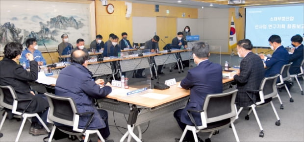 경상남도는 9일 도정회의실에서 소재부품산업 신사업 연구기획 최종보고회를 열었다.   경상남도 제공 