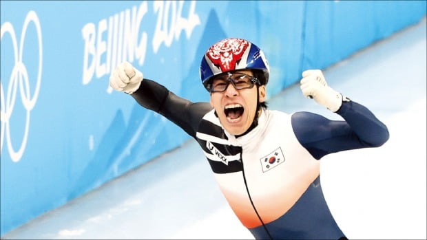 [사진으로 보는 세상] 베이징 동계올림픽 첫 금메달…쇼트트랙 황대헌의 감격