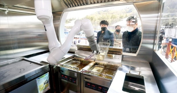 한국도로공사 경기 화성휴게소에서 운용 중인 조리 로봇이 소비자에게 제공하기 위한 치킨을 조리하고 있다. /한국도로공사 제공 