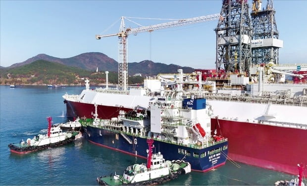 한국가스공사가 LNG운반선 시운전을 위한 세계 최초 STS LNG 선적 실증 테스트를 하고 있다. /한국가스공사 제공
 