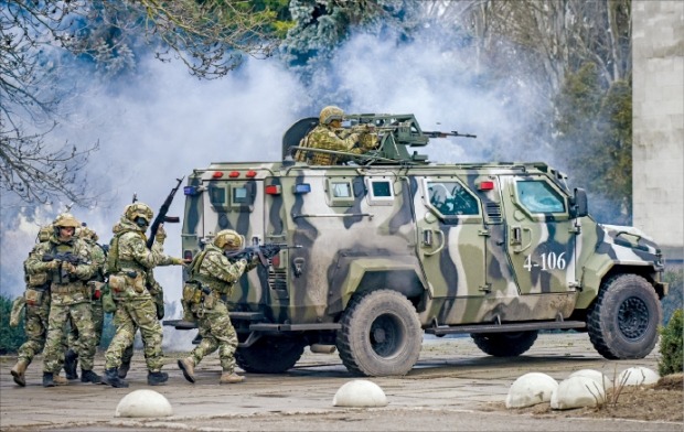 < 우크라, 특별전술훈련 > Ukrainian police and soldiers conduct a special tactical training exercise around a tank in southern Kherson province on the 12th (local time).  About 1,000 people, including the National Guard and Border Guard, participated.  EPA Yonhap <a data-ail=