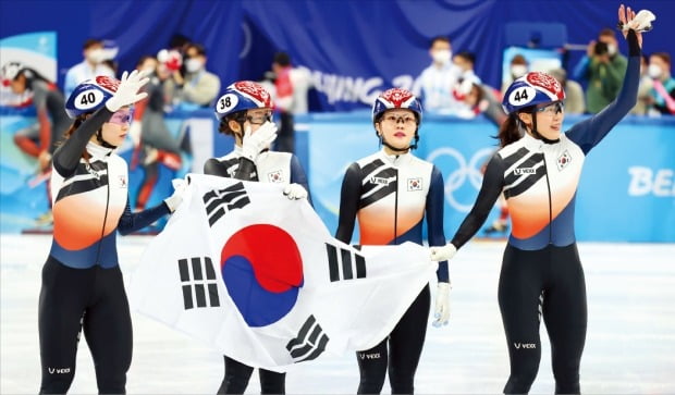 < “잘 달렸다” > 한국 쇼트트랙 대표팀이 13일 중국 베이징 캐피털 실내경기장에서 열린 2022 베이징 동계올림픽 쇼트트랙 여자계주 3000m 결승전에서 은메달을 확정지은 뒤 태극기를 들고 환호하고 있다. 왼쪽부터 최민정, 서휘민, 이유빈, 김아랑.  연합뉴스 