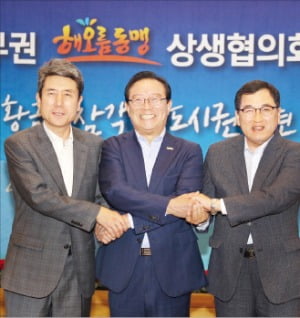 이강덕 포항시장(왼쪽부터), 송철호 울산시장, 주낙영 경주시장.  울산시 제공 