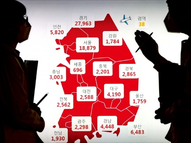 16일 서울 송파구청 관계자들이 코로나19 상황을 알리는 모니터를 보며 대화하고 있다. 전날 기준 신규 확진자가 9만443명으로 급증한 가운데 전문가들은 조만간 20만 명도 뛰어넘을 수 있다고 경고했다.    /김범준 기자 