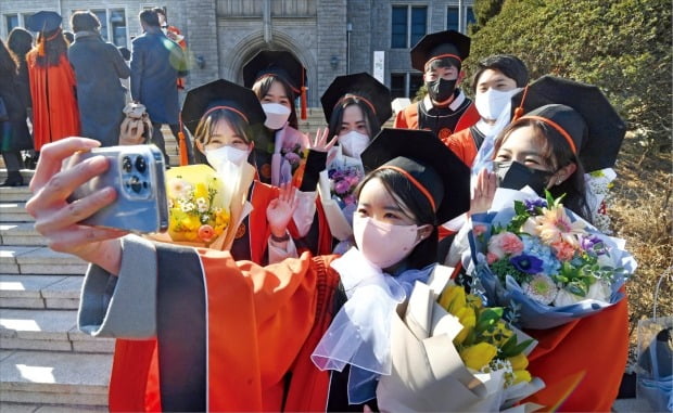 [포토] “친구들과 셀카” 사라졌던 졸업식이 돌아왔다