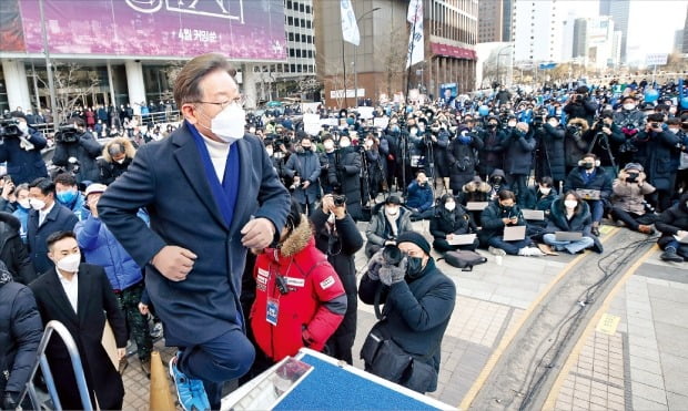 이재명 더불어민주당 대선 후보가 17일 서울 청계광장에서 연설하기 위해 유세차량 연단에 올라서고 있다.  /김범준 기자 