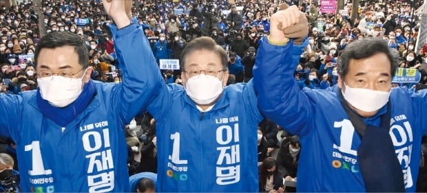 < 이낙연과 공동유세 > 이재명 더불어민주당 대선 후보(가운데)가 18일 전남 순천 연향패션거리 유세에서 이낙연 총괄선거대책위원장(오른쪽), 순천갑 지역위원장인 소병철 의원과 손을 맞잡고 있다.   /연합뉴스 