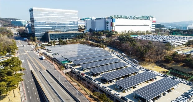 삼성전자는 탄소 배출이 적은 신재생 에너지를 적극적으로 활용하고 있다. 사진은 기흥캠퍼스 주차타워에 설치된 태양광 발전 시설. /삼성전자 제공
 