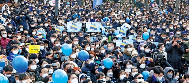 지난 19일 경기 화성 동탄센트럴파크에서 열린 이재명 더불어민주당 대선 후보 유세에서 당의 상징인 파란색 풍선을 든 지지자와 시민들이 이 후보의 연설을 듣고 있다.   연합뉴스 